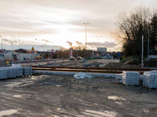 Budowa linii tramwajowej na skrzyżowaniu alei Sikorskiego oraz ulic Pstrowskiego i Obiegowej (3 kwietnia 2015)