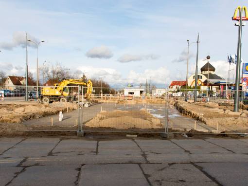 Budowa przystanku końcowego linii tramwajowej na placu Konstytucji 3 Maja (3 kwietnia 2015)