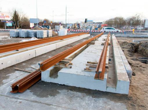 Budowa linii tramwajowej na skrzyżowaniu alei Sikorskiego oraz ulic Pstrowskiego i Obiegowej (3 kwietnia 2015)