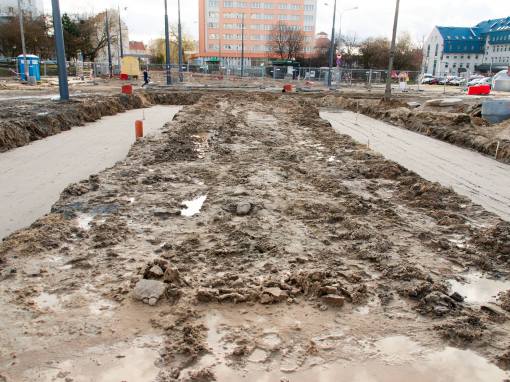 Budowa przystanku końcowego linii tramwajowej na placu Konstytucji 3 Maja (3 kwietnia 2015)