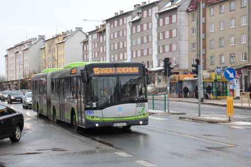 Solaris Urbino 18 III #2000 na linii 15 na skrzyżowaniu Wilczyńskiego z Boenigka i Kanta (7 lutego 2014)