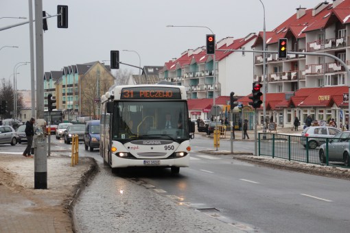 Scania OmniLink CL9 #950 na linii 31 wjeżdża na przystanek D.H. Śliwa (7 lutego 2014)