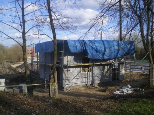 Budowa linii tramwajowej przy ulicy Tuwima (16 kwietnia 2015) - budynek socjalny dla motorniczych przy przystanku końcowym