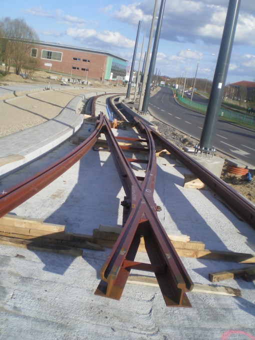 Budowa linii tramwajowej przy ulicy Tuwima (16 kwietnia 2015) - wjazd na przystanek końcowy przy skrzyżowaniu z aleją Warszawską i ulicą Prawocheńskiego