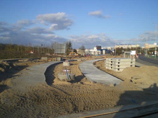 Budowa linii tramwajowej przy skrzyżowaniu ulicy Tuwima z aleją Sikorskiego i ulicą Synów Pułku (16 kwietnia 2015)