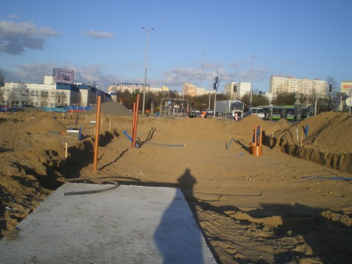 Budowa linii tramwajowej przy skrzyżowaniu ulicy Tuwima z aleją Sikorskiego i ulicą Synów Pułku (16 kwietnia 2015)