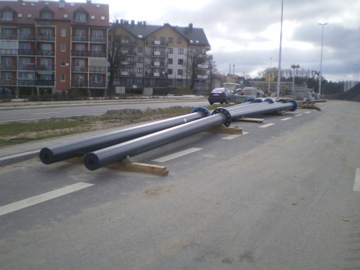 Budowa linii tramwajowej przy ulicy Płoskiego (17 kwietnia 2015) - słupy trakcyjne