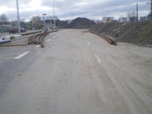 Budowa linii tramwajowej przy ulicy Płoskiego (17 kwietnia 2015)