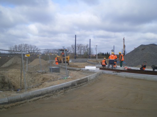 Budowa linii tramwajowej na skrzyżowaniu ulic Płoskiego, Witosa i Bukowskiego (17 kwietnia 2015)