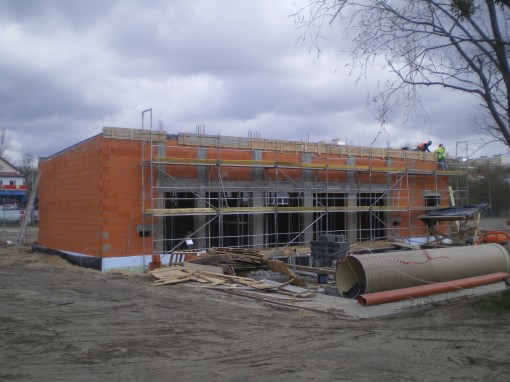 Budowa linii tramwajowej przy alei Sikorskiego (17 kwietnia 2015) - podstacja trakcyjna na terenie zajezdni postojowej dla autobusów