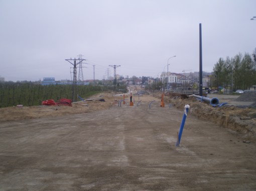 Budowa linii tramwajowej przy alei Sikorskiego przy skrzyżowaniu z ulicami Tuwima i Synów Pułku (28 kwietnia 2015)