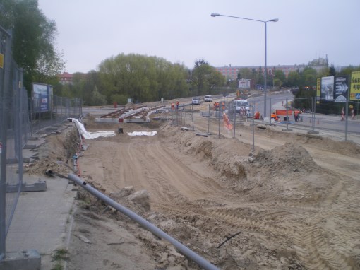 Budowa linii tramwajowej na skrzyżowaniu alej Sikorskiego i Obrońców Tobruku (28 kwietnia 2015)