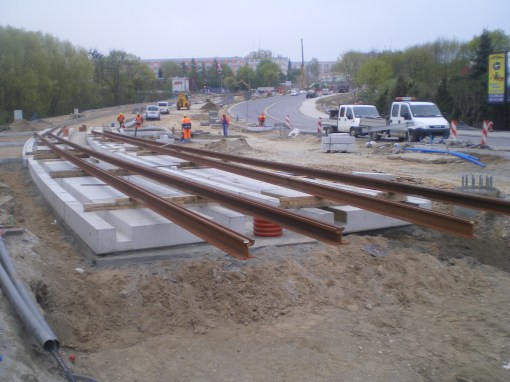 Budowa linii tramwajowej na skrzyżowaniu alej Sikorskiego i Obrońców Tobruku (28 kwietnia 2015)