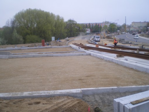 Budowa linii tramwajowej na skrzyżowaniu alej Sikorskiego i Obrońców Tobruku (28 kwietnia 2015)