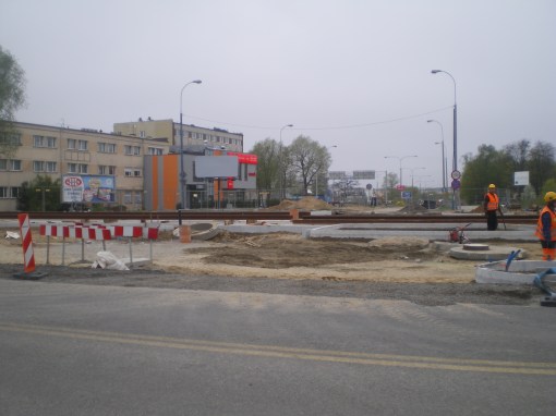 Budowa linii tramwajowej na skrzyżowaniu alej Sikorskiego i Obrońców Tobruku (28 kwietnia 2015)