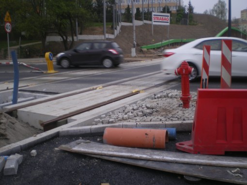 Budowa linii tramwajowej na skrzyżowaniu alei Sikorskiego z ulicami Pstrowskiego i Obiegową (28 kwietnia 2015)