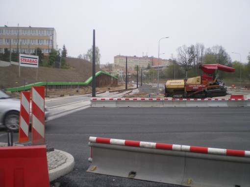 Budowa linii tramwajowej na skrzyżowaniu alei Sikorskiego z ulicami Pstrowskiego i Obiegową (28 kwietnia 2015)