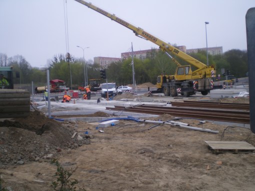 Budowa linii tramwajowej na skrzyżowaniu alei Sikorskiego z ulicami Pstrowskiego i Obiegową (28 kwietnia 2015)