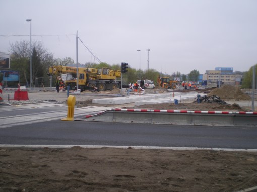 Budowa linii tramwajowej na skrzyżowaniu alei Sikorskiego z ulicami Pstrowskiego i Obiegową (28 kwietnia 2015)