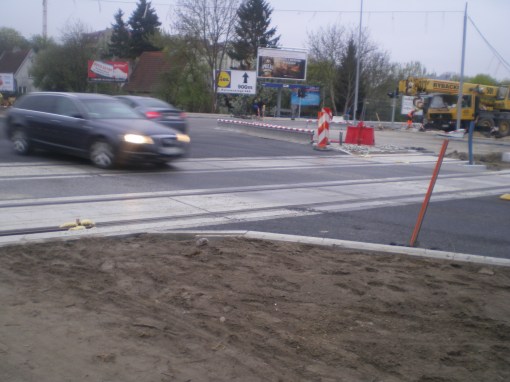 Budowa linii tramwajowej na skrzyżowaniu alei Sikorskiego z ulicami Pstrowskiego i Obiegową (28 kwietnia 2015)