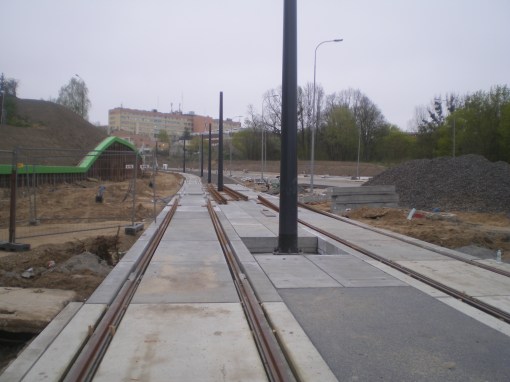Budowa linii tramwajowej na skrzyżowaniu alei Sikorskiego z ulicami Pstrowskiego i Obiegową (28 kwietnia 2015)