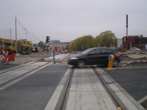 Budowa linii tramwajowej na skrzyżowaniu alei Sikorskiego z ulicami Pstrowskiego i Obiegową (28 kwietnia 2015)