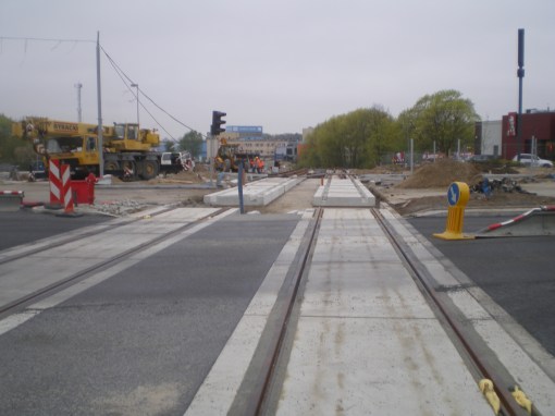 Budowa linii tramwajowej na skrzyżowaniu alei Sikorskiego z ulicami Pstrowskiego i Obiegową (28 kwietnia 2015)