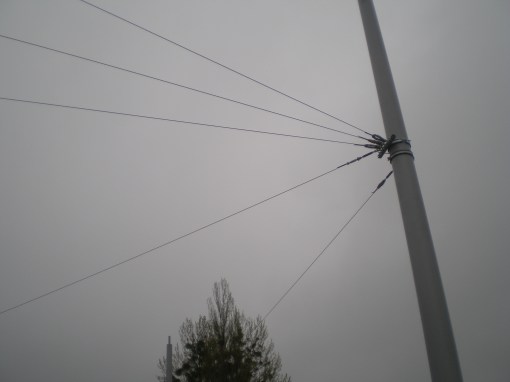 Budowa linii tramwajowej przy ulicy Towarowej (28 kwietnia 2015) - liny nośne sieci trakcyjnej przy wjeździe do zajezdni tramwajowej