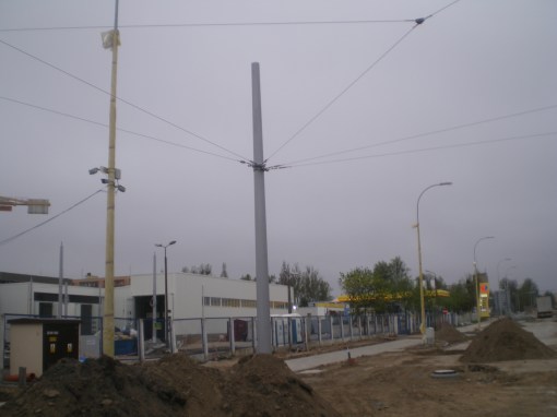 Budowa linii tramwajowej przy ulicy Towarowej (28 kwietnia 2015) - liny nośne sieci trakcyjnej przy wjeździe do zajezdni tramwajowej