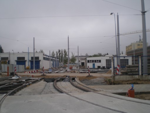 Budowa linii tramwajowej przy ulicy Towarowej (28 kwietnia 2015) - wjazd do zajezdni tramwajowej