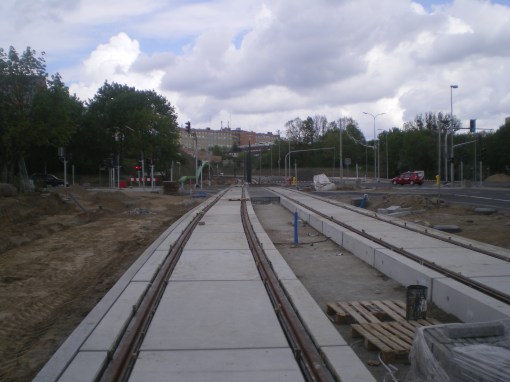 Budowa linii tramwajowej na skrzyżowaniu alei Sikorskiego z ulicami Pstrowskiego i Obiegową (10 maja 2015)