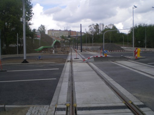 Budowa linii tramwajowej na skrzyżowaniu alei Sikorskiego z ulicami Pstrowskiego i Obiegową (10 maja 2015)