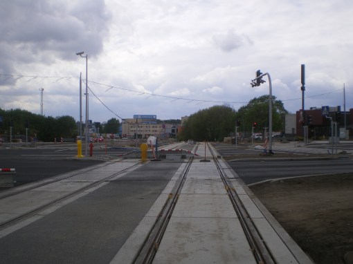 Budowa linii tramwajowej na skrzyżowaniu alei Sikorskiego z ulicami Pstrowskiego i Obiegową (10 maja 2015)