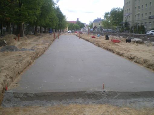 Budowa linii tramwajowej w ulicy Kościuszki (10 maja 2015) - podbudowa pod torowisko między ulicami Kołobrzeską i Mickiewicza