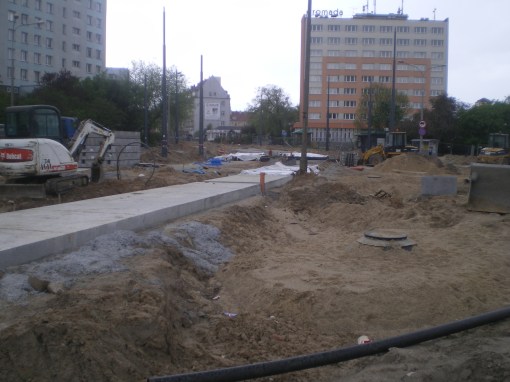 Budowa linii tramwajowej na placu Konstytucji 3 Maja (10 maja 2015) - miejsce przyszłego przystanku końcowego Dworzec Główny