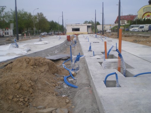 Budowa linii tramwajowej na placu Konstytucji 3 Maja (13 maja 2015) - budynek socjalny dla motorniczych i miejsce przyszłych torów odstawczych