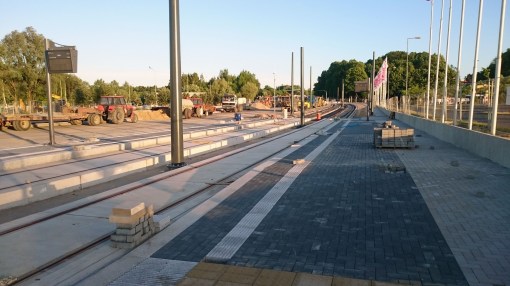 Budowa linii tramwajowej przy alei Sikorskiego (15 czerwca 2015) - przystanek Real