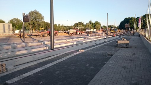 Budowa linii tramwajowej przy alei Sikorskiego (15 czerwca 2015) - przystanek Real