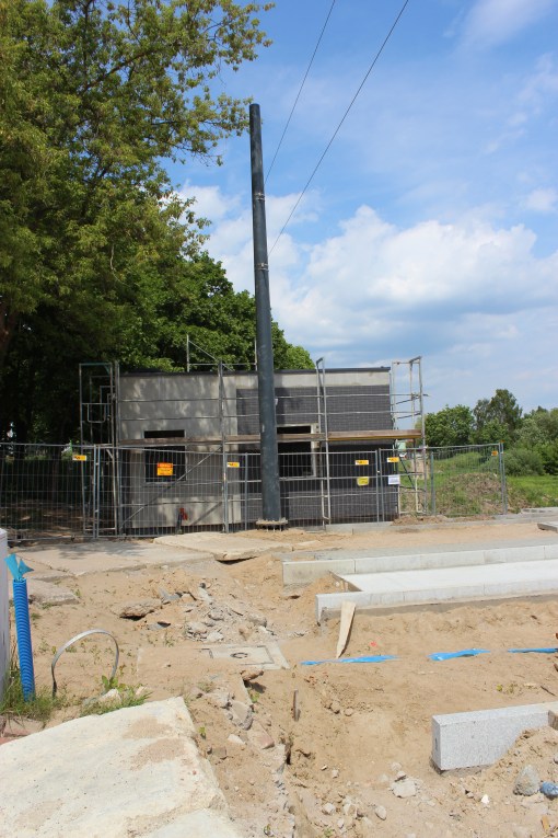 Budowa linii tramwajowej przy ulicy Tuwima (1 czerwca 2015) - budynek socjalny dla motorniczych przy przystanku końcowym