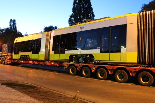 Pierwszy Solaris Tramino Olsztyn (numer taborowy #3001) wyrusza z fabryki Solarisa w Poznaniu w drogę do Olsztyna (10 czerwca 2015)