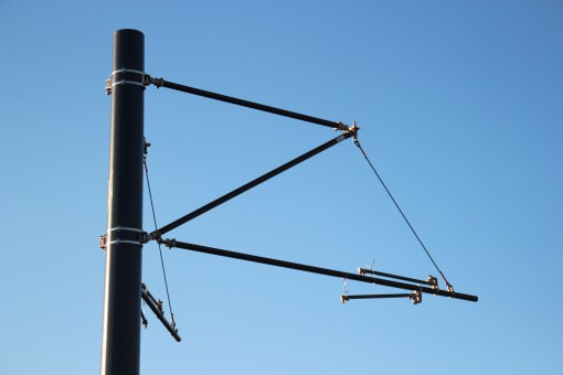 Słup sieci trakcyjnej przy ulicy Płoskiego (15 czerwca 2015)