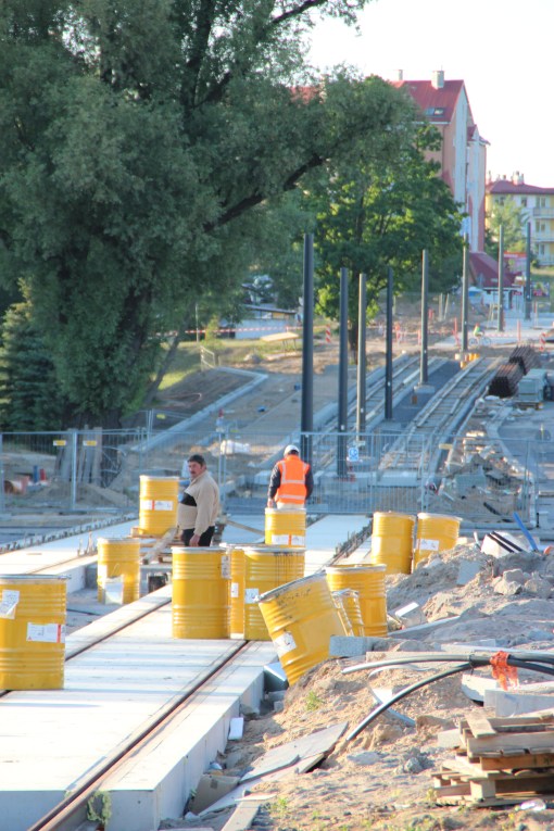 Budowa linii tramwajowej przy ulicy Płoskiego i alei Sikorskiego (15 czerwca 2015)