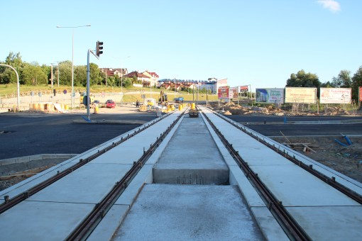 Budowa linii tramwajowej na skrzyżowaniu alei Sikorskiego z ulicami Wilczyńskiego i Płoskiego (15 czerwca 2015)