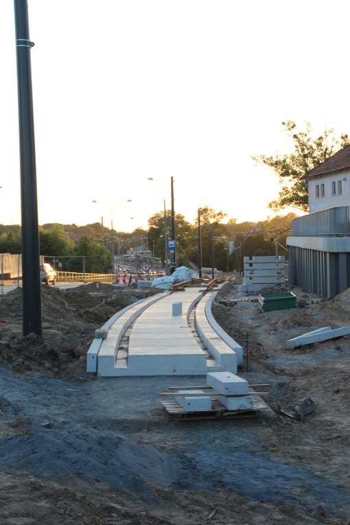 Budowa linii tramwajowej przy ulicy Tuwima (15 czerwca 2015) - przystanek Pozorty