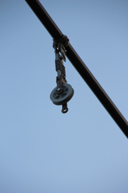 Wieszak sieci trakcyjnej na słupie przy ulicy Tuwima (15 czerwca 2015)