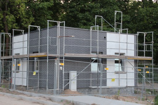 Budowa linii tramwajowej przy ulicy Tuwima (15 czerwca 2015) - budynek socjalny dla motorniczych przy przystanku końcowym