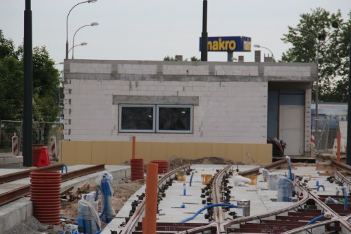 Budowa linii tramwajowej w ulicy Lubelskiej (18 czerwca 2015) - budynek socjalny dla motorniczych przy przystanku końcowym Dworzec Główny