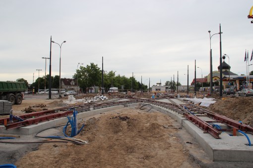 Budowa linii tramwajowej na placu Konstytucji 3 Maja (18 czerwca 2015) - tory odstawcze przy przystanku końcowym Dworzec Główny