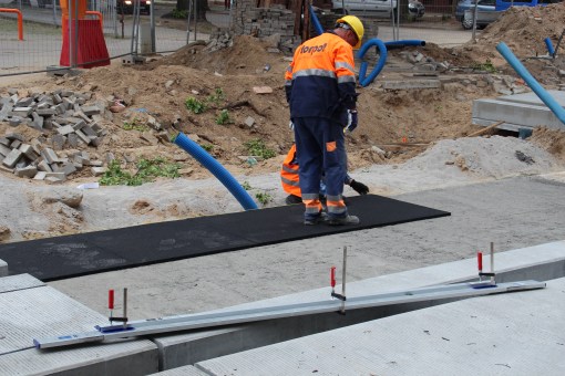 Budowa linii tramwajowej w ulicy Kościuszki (18 czerwca 2015) - układanie mat wibroizolacyjnych pod torowisko