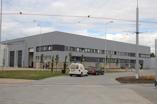 Budynek administracyjny i hale warsztatowe zajezdni tramwajowej przy ulicy Towarowej (19 czerwca 2015)